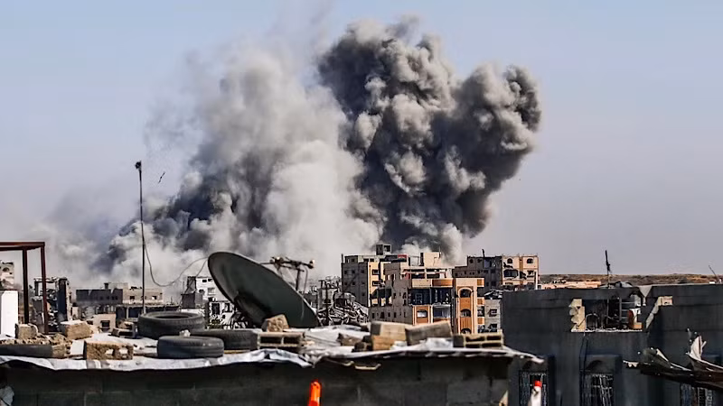 Khói bốc lên sau vụ ném bom của Israel tại Gaza ngày 9/5/2025. (Ảnh: THX/TTXVN)