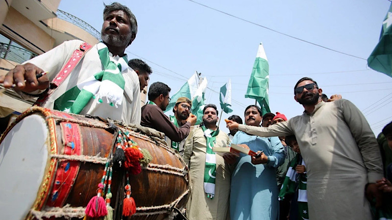 Người dân tại Multan, Pakistan vui mừng sau khi nước này và Ấn Độ đạt thỏa thuận ngừng bắn toàn diện, ngày 10/5/2025. (Ảnh: THX/TTXVN) 