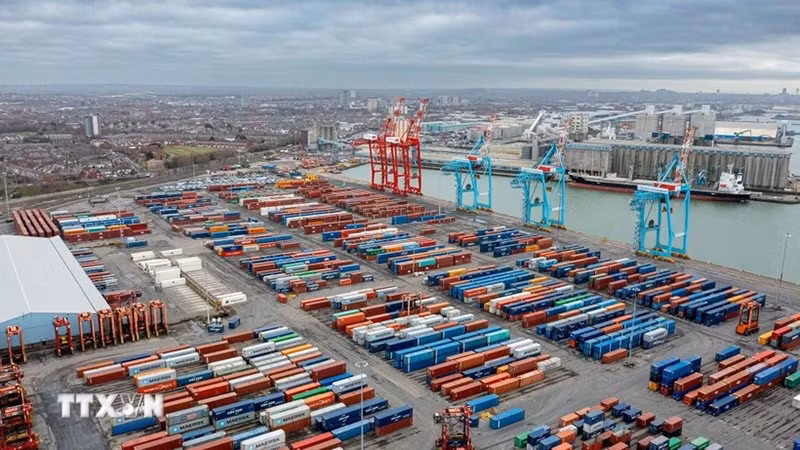 Quang cảnh cảng hàng hóa ở Liverpool, Anh. (Ảnh: THX/TTXVN)