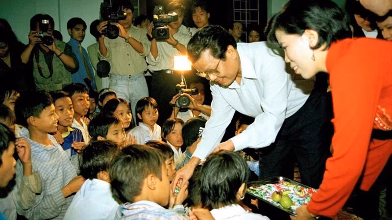 Chủ tịch nước Trần Đức Lương vui tết Trung thu và tặng quà cho các cháu có hoàn cảnh khó khăn, mồ côi được nuôi dậy tại các cơ sở mái ấm tình thương ở các quận, huyện của thành phố Hà Nội ngày 5/10/1998. (Ảnh: Trọng Nghiệp/TTXVN)