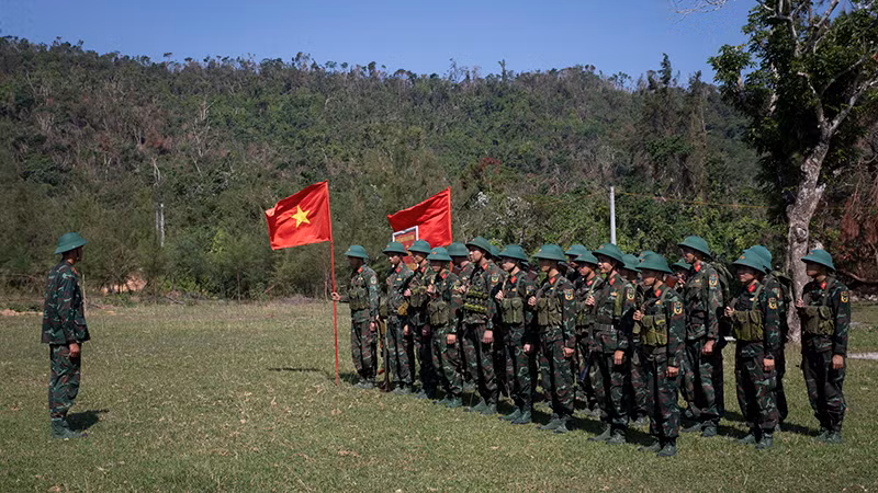 Cán bộ, chiến sĩ Lữ đoàn Bộ binh Phòng thủ đảo 242, Quân khu 3 tập luyện sẵn sàng chiến đấu. (Ảnh: SƠN TÙNG)