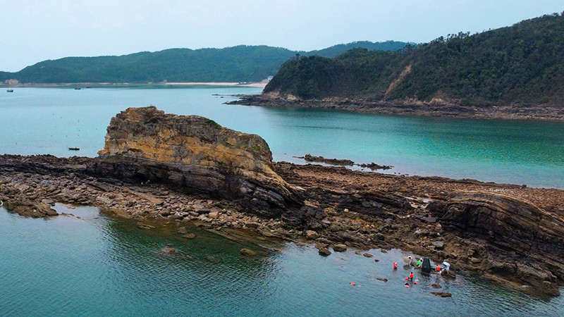Du khách trải nghiệm bơi lội, câu cá ở đảo Thanh Lân (huyện Cô Tô, tỉnh Quảng Ninh).