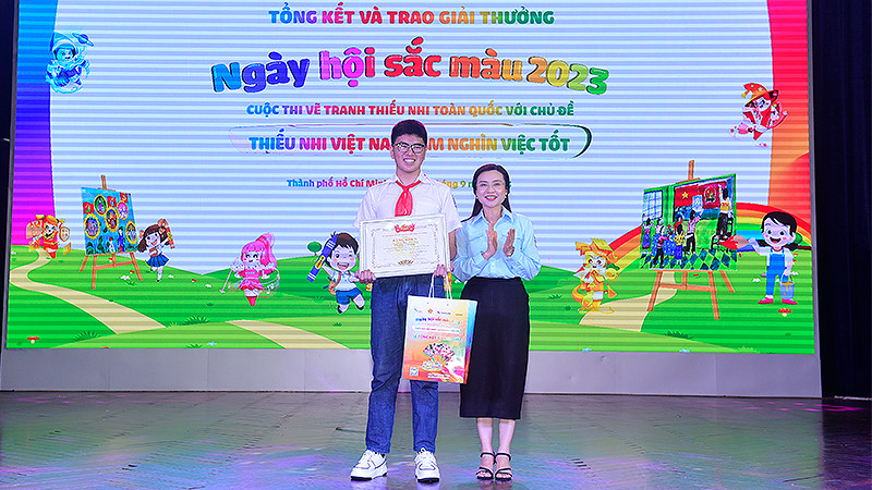 Bí thư Trung ương Đoàn Thanh niên Cộng sản Hồ Chí Minh, Chủ tịch Hội đồng Đội Trung ương Nguyễn Phạm Duy Trang trao giải đặc biệt tặng thí sinh Đặng Hà Duy Anh (bên trái).