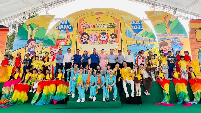 Đại diện ban tổ chức, các đại sứ chương trình và thiếu nhi tại Ngày hội. 