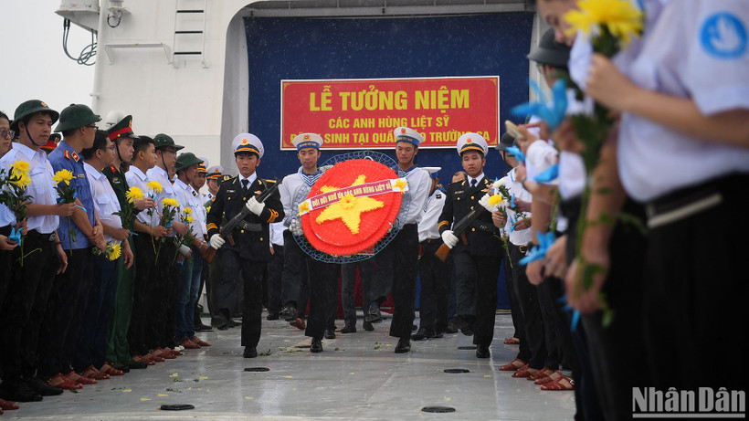 Các đại biểu thành kính, nghiêm trang dự lễ tưởng niệm các anh hùng liệt sĩ hy sinh tại quần đảo Trường Sa.