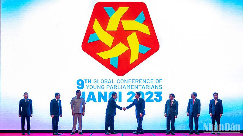 Chủ tịch Quốc hội Vương Đình Huệ và các đại biểu thực hiện nghi thức nhấn nút công bố logo, bộ nhận diện, trang web Hội nghị Nghị sĩ trẻ toàn cầu lần thứ 9. (Ảnh: Duy Linh)