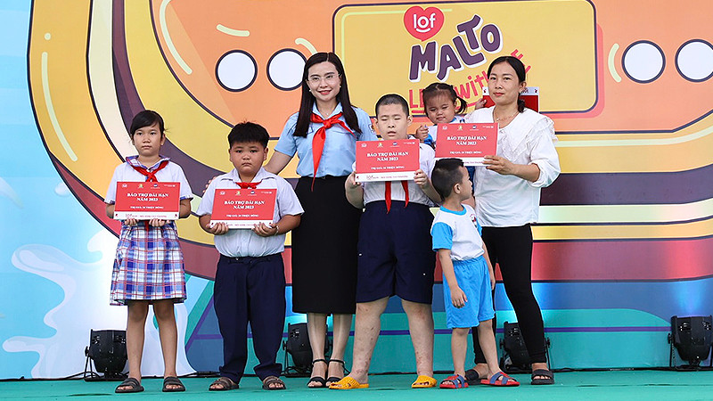 Đồng chí Nguyễn Phạm Duy Trang (thứ 3 từ trái sang) trao kinh phí tặng thiếu nhi, đại diện gia đình thiếu nhi mồ côi do đại dịch Covid-19. 