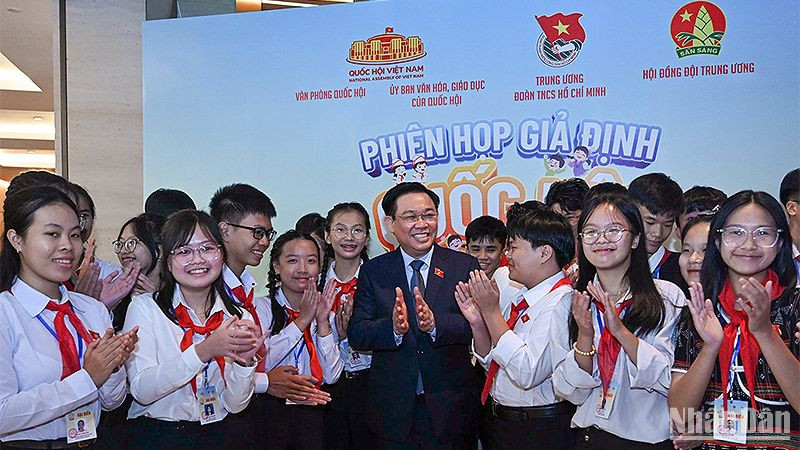 Chủ tịch Quốc hội Vương Đình Huệ và các đại biểu Phiên họp giả định "Quốc hội trẻ em" lần thứ nhất.
