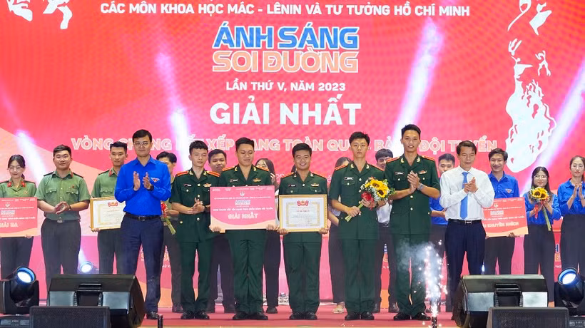 Đội tuyển Ban Thanh niên Quân đội trong khoảnh khắc đăng quang ngôi vô địch Hội thi. 