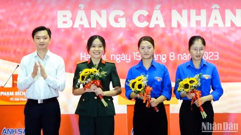 Bí thư Trung ương Đoàn, Chủ tịch Hội Sinh viên Việt Nam Nguyễn Minh Triết (ngoài cùng bên trái) chúc mừng các thí sinh giành giải nhất, nhì và ba chung cuộc của bảng đấu cá nhân. 