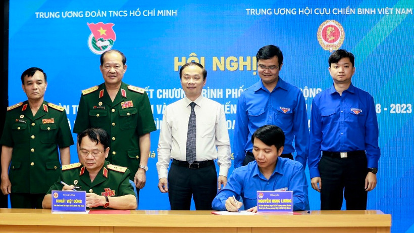Các đồng chí đại diện Trung ương Hội Cựu chiến binh Việt Nam và Trung ương Đoàn Thanh niên Cộng sản Hồ Chí Minh ký kết chương trình phối hợp giai đoạn 2023-2028. 