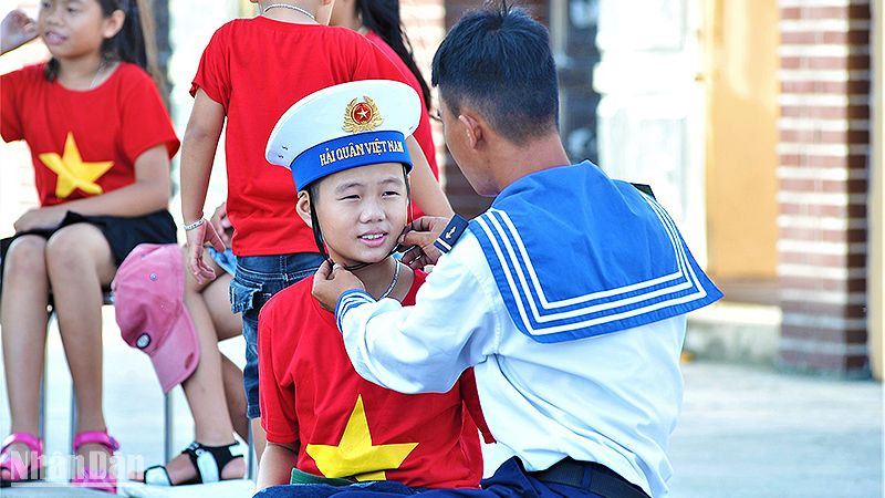 Hồn nhiên công dân "nhí" Trường Sa