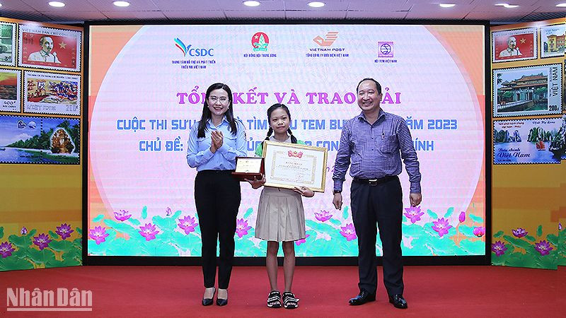 Bí thư Trung ương Đoàn, Chủ tịch Hội đồng Đội Trung ương Nguyễn Phạm Duy Trang (bên trái) và Vụ trưởng Vụ Đoàn thể nhân dân, Ban Dân vận Trung ương (bên phải) trao giải đặc biệt tặng thí sinh Lê Quỳnh Anh.