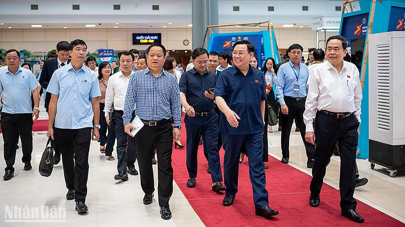 Chủ tịch Quốc hội Vương Đình Huệ và các đại biểu kiểm tra công tác chuẩn bị tổ chức Hội nghị Nghị sĩ trẻ toàn cầu lần thứ 9. (Ảnh: Duy Linh)