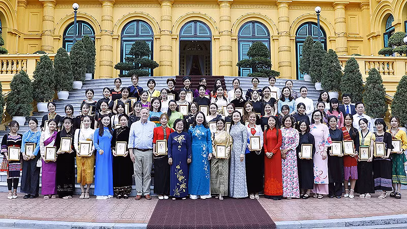 Phó Chủ tịch nước Võ Thị Ánh Xuân cùng các đại biểu tại buổi gặp mặt. (Ảnh: An Đăng/TTXVN)