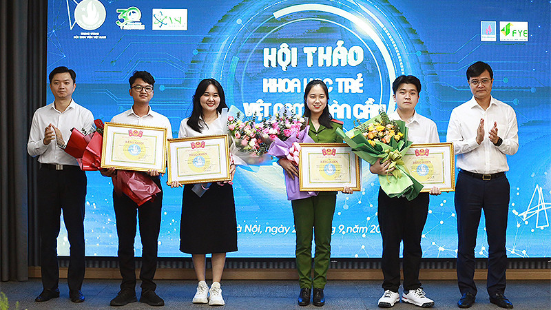 Các đồng chí Bùi Quang Huy, Nguyễn Minh Triết (lần lượt đứng ngoài cùng bên phải và trái) trao Bằng khen của Trung ương Hội Sinh viên Việt Nam tặng đại diện các nhóm tác giả của 4 đề tài, công trình xuất sắc. 