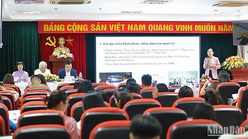 Các đại biểu chia sẻ nghiên cứu tại Hội thảo.