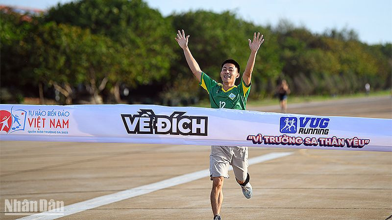 Niềm vui của vận động viên cán đích đầu tiên trong giải chạy "Vì Trường Sa thân yêu".