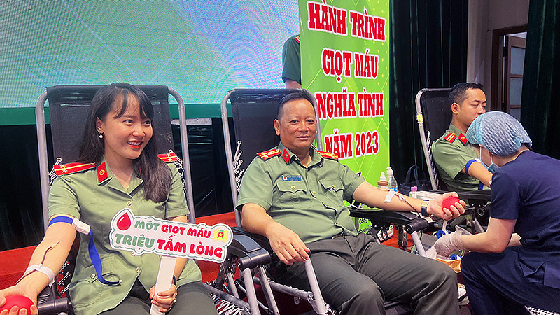 Đại tá Phạm Thanh Hùng, Phó Giám đốc Công an thành phố Hà Nội (ở giữa) tham gia hiến máu tình nguyện trong khuôn khổ Lễ phát động Hành trình.