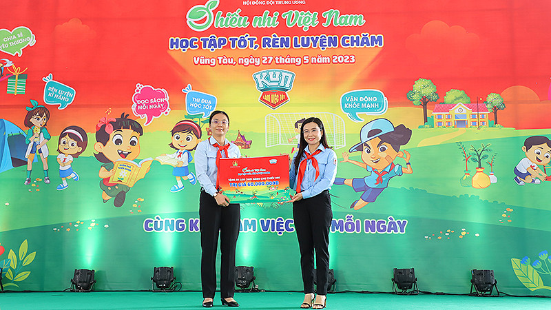Đồng chí Nguyễn Phạm Duy Trang, Bí thư Trung ương Đoàn, Chủ tịch Hội đồng Đội Trung ương (bên phải) trao biển tượng trưng công trình "Không gian vui chơi và đọc sách cho em" tặng đại diện Hội đồng Đội tỉnh Bà Rịa-Vũng Tàu. 