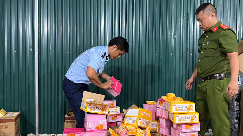 Lực lượng chức năng TP Hà Nội thu giữ hơn 4.500 chiếc bánh trung thu nhập lậu.