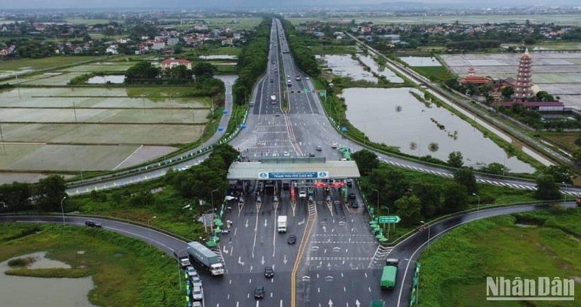 Có tình trạng đặt biển báo cấm xe tải tại đường song song nhằm dồn các phương tiện này đi vào dự án PPP. (Ảnh: MINH TRANG)