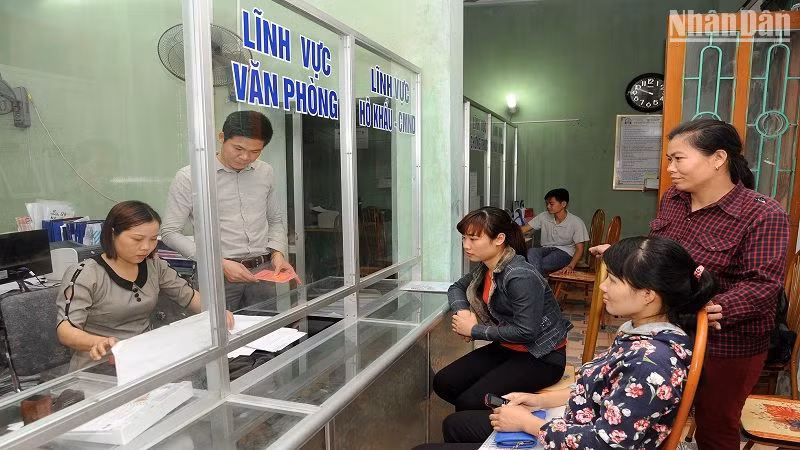 Người dân xã Lại Xuân, huyện Thủy Nguyên (Hải Phòng) làm các thủ tục hành chính tại bộ phận 1 cửa của xã. (Ảnh: An Khánh)