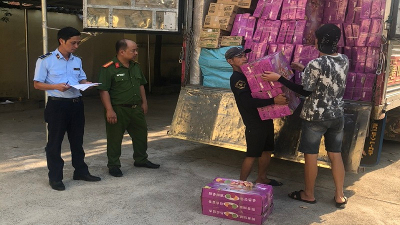 Lực lượng chức năng tỉnh Hưng Yên kiểm tra số hàng hóa vi phạm.