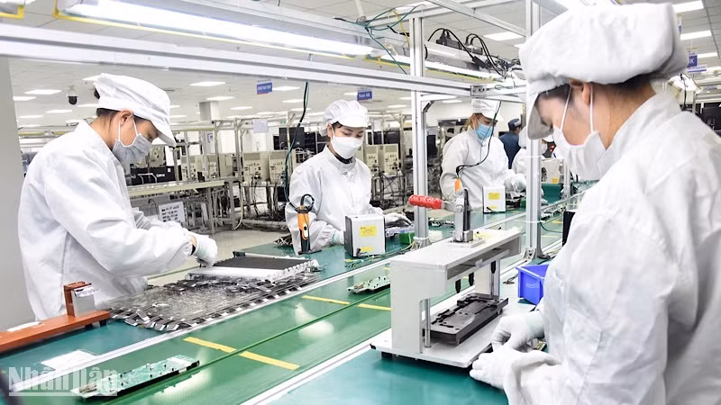 Dây chuyền sản xuất linh kiện điện tử tại Công ty TNHH Bumjin Electronics Vina (Quảng Ninh). (Ảnh: TRẦN HẢI)