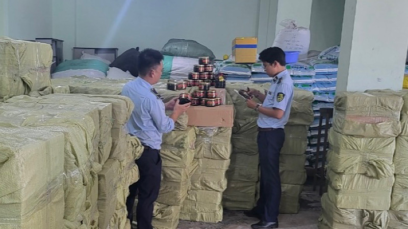 Lực lượng quản lý thị trường tỉnh Phú Yên đã tiến hành tạm giữ toàn bộ số hàng hóa để tiếp tục làm rõ và xử lý theo quy định của pháp luật.