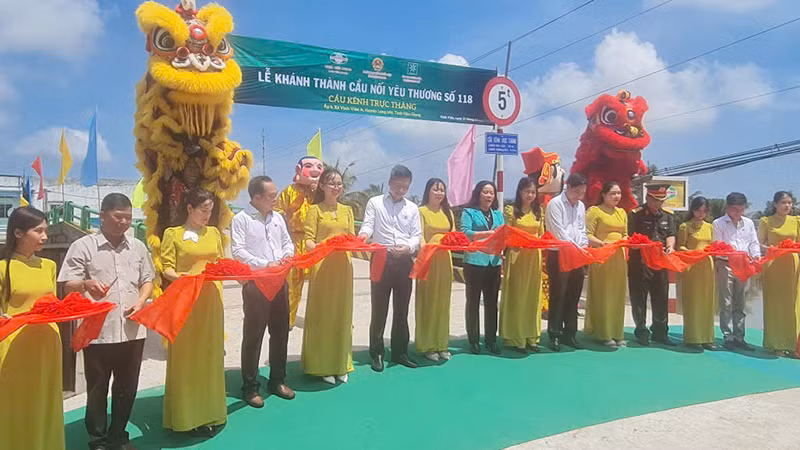 Nghi thức cắt băng khánh thành cầu Kênh Trực Thăng.