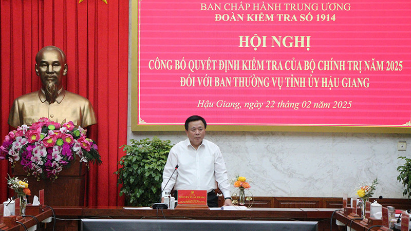 Đồng chí Nguyễn Xuân Thắng, Ủy viên Bộ Chính trị, Giám đốc Học viện Chính trị quốc gia Hồ Chí Minh, Chủ tịch Hội đồng lý luận trung ương, phát biểu tại hội nghị.