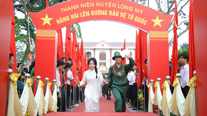 Tiễn tân binh lên đường nhập ngũ.