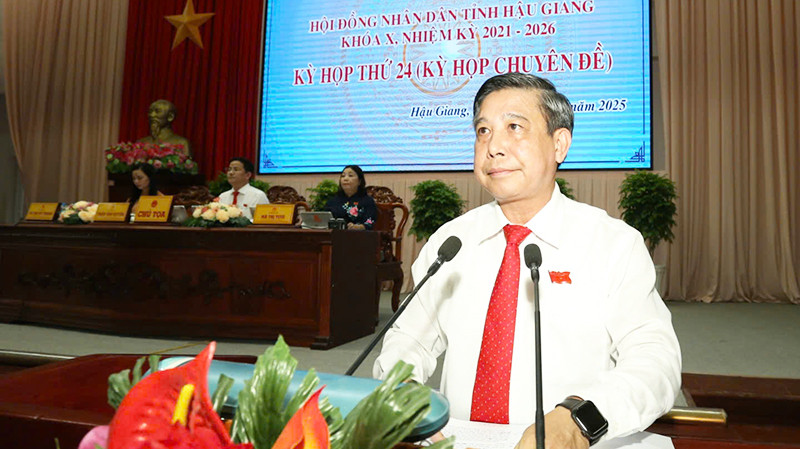 Bí thư Tỉnh ủy, Chủ tịch Hội đồng nhân dân tỉnh Hậu Giang Đồng văn Thanh phát biểu bế mạc kỳ họp.