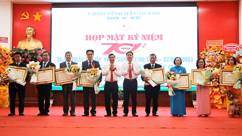 Lãnh đạo tỉnh Hậu Giang trao tặng danh hiệu Thầy thuốc ưu tú cho các cá nhân.