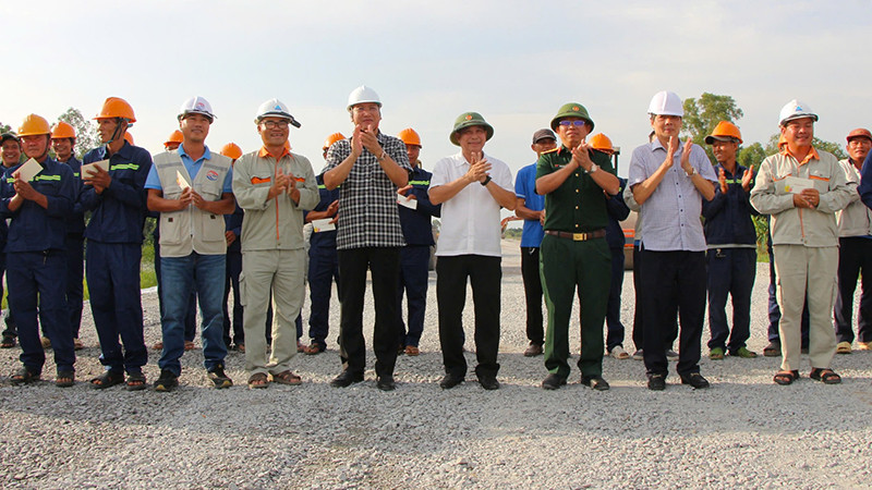 Lãnh đạo tỉnh Hậu Giang chúc Tết, tặng quà công nhân, người lao động thi công trên gói thầu xây lắp số 1.
