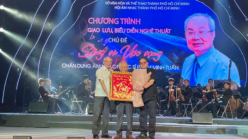 Lãnh đạo Thành phố Hồ Chí Minh chúc mừng nhạc sĩ Phạm Minh Tuấn.