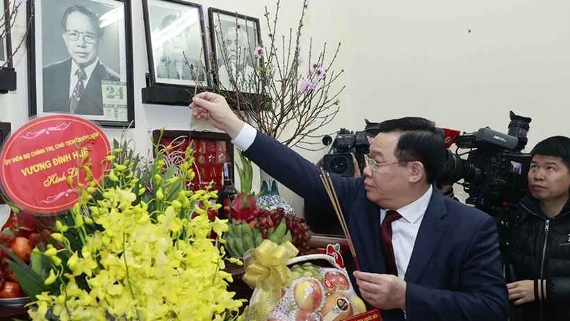 Chủ tịch Quốc hội Vương Đình Huệ thăm gia đình và thắp hương cố Chủ tịch Quốc hội Lê Quang Đạo. (Ảnh: TTXVN)