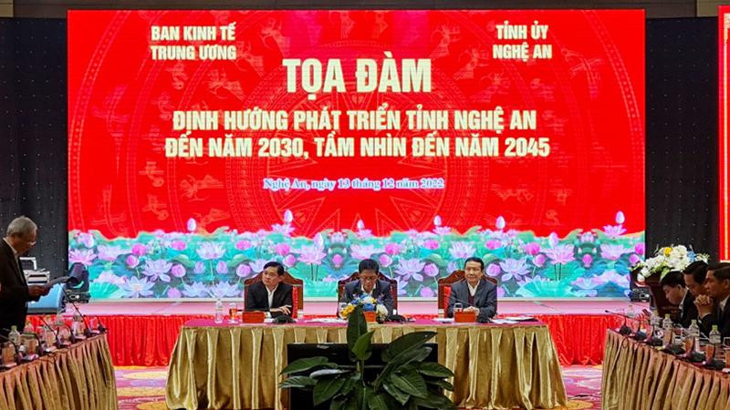 Đồng chí Trần Tuấn Anh và các đại biểu dự tọa đàm.