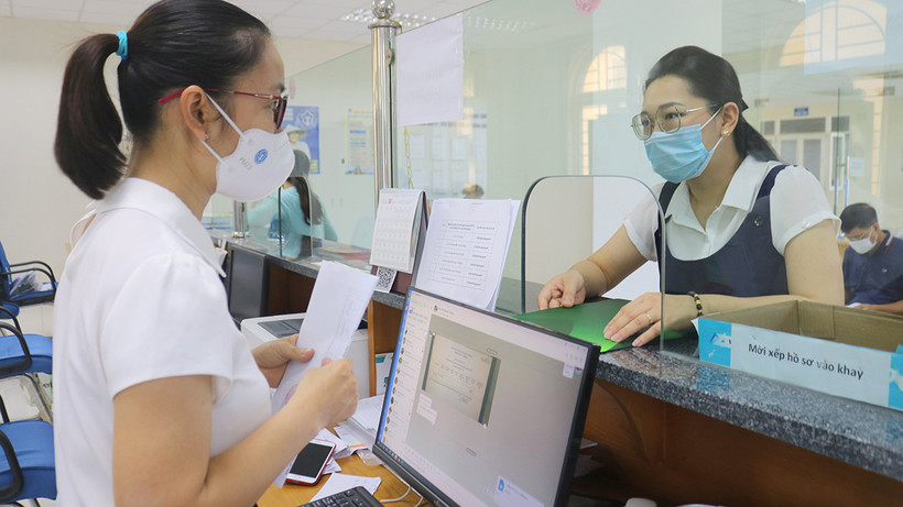 Cán bộ Bảo hiểm xã hội tỉnh hướng dẫn chi trả chế độ cho người lao động. 