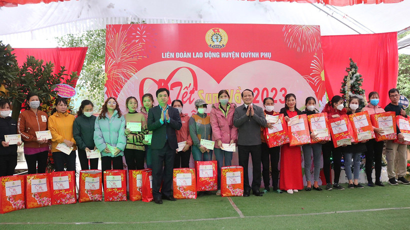 Liên đoàn Lao động huyện Quỳnh Phụ (tỉnh Thái Bình) trao 381 suất quà cho đoàn viên, người lao động với tổng số tiền hơn 429 triệu đồng.