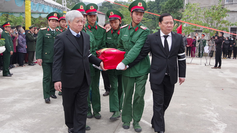 Đồng chí Đỗ Văn Chiến, Chủ tịch Ủy ban Trung ương Mặt trận Tổ quốc Việt Nam (trái) cùng đồng chí Nguyễn Phi Long, Bí thư Tỉnh ủy Hòa Bình (phải) tại Lễ truy điệu và an táng.