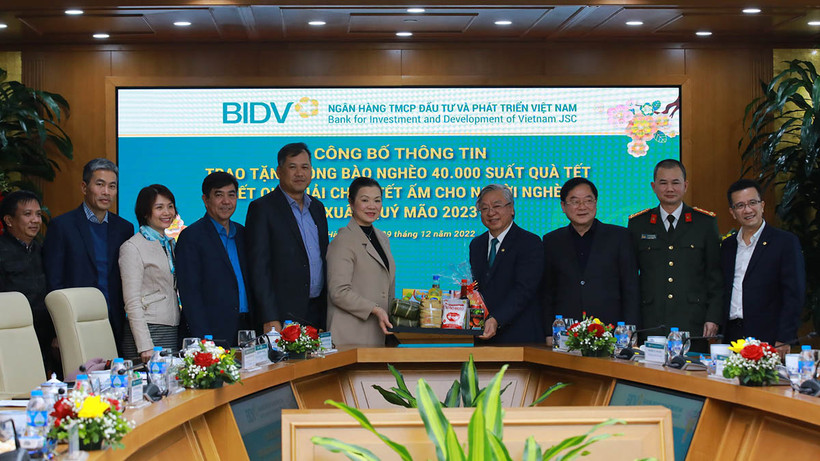 Trao tặng 40.000 suất quà Tết cho người nghèo dịp Xuân Quý Mão 2023