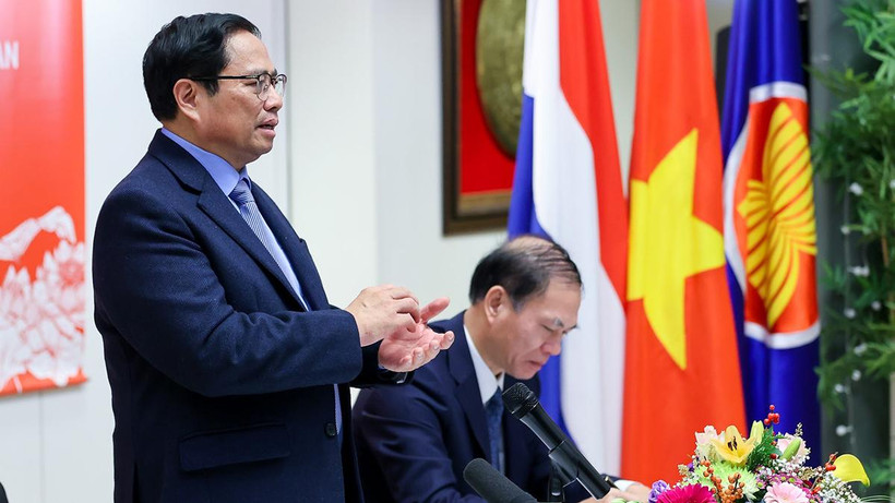 Thủ tướng Phạm Minh Chính gặp gỡ, nói chuyện với cán bộ, nhân viên Đại sứ quán Việt Nam, bà con cộng đồng người Việt Nam tại Hà Lan.