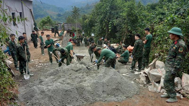 Cán bộ, chiến sĩ Trung đoàn 852 (Bộ Chỉ huy Quân sự tỉnh Cao Bằng) giúp dân bê-tông hóa đường giao thông nông thôn.