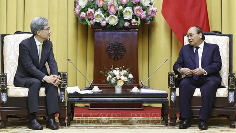 Chủ tịch nước Nguyễn Xuân Phúc tiếp Bộ trưởng Quản lý Tòa án quốc gia, Tòa án tối cao Hàn Quốc Kim Sang-Hwan. (Ảnh: TTXVN)