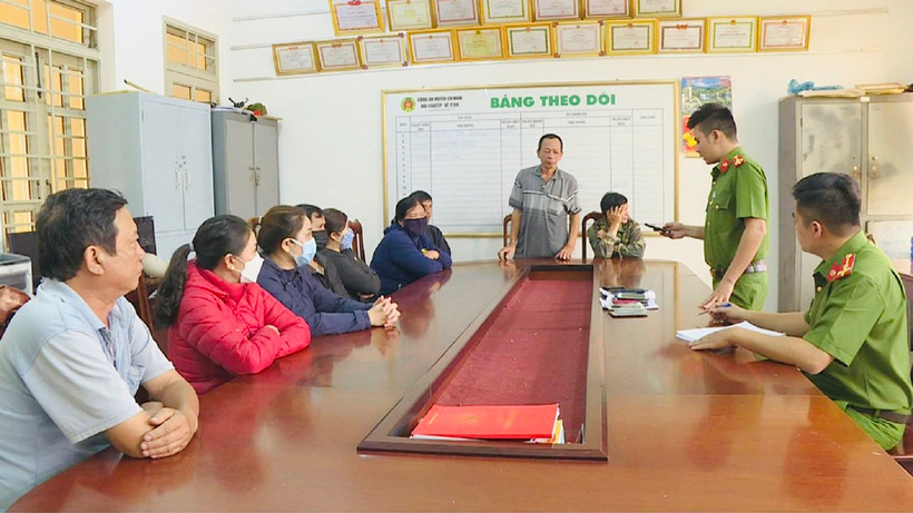 Các đối tượng tham gia đường dây đánh bạc do Lê Ngọc Triệu cầm đầu tại Công an huyện Cư Kuin.