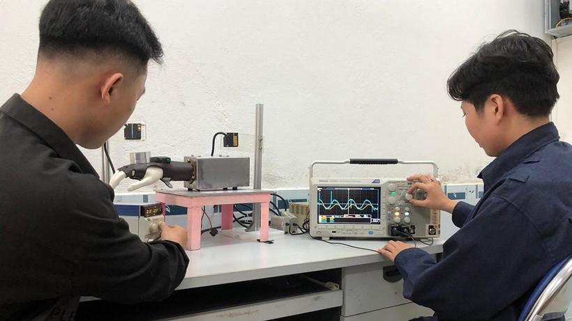 Nhóm sinh viên Bạch Ngọc Bích Đào và Võ Văn Hoàng với đề tài “Nghiên cứu thiết bị hỗ trợ người bị run tay”.