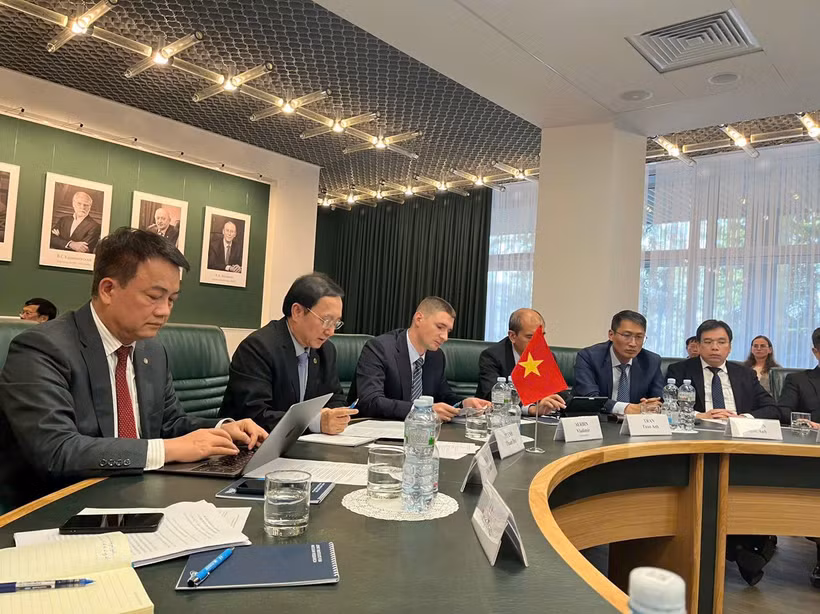 Bộ trưởng Khoa học và Công nghệ Huỳnh Thành Đạt làm việc với Viện Liên hiệp Nghiên cứu Hạt nhân (Liên bang Nga).