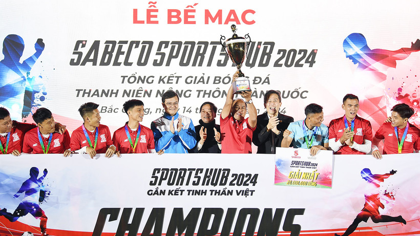 Bí thư thứ nhất Trung ương Đoàn Bùi Quang Huy (thứ 5 từ trái sang) trao cúp vô địch tặng đại diện đội Bia Sài Gòn miền Đông. 